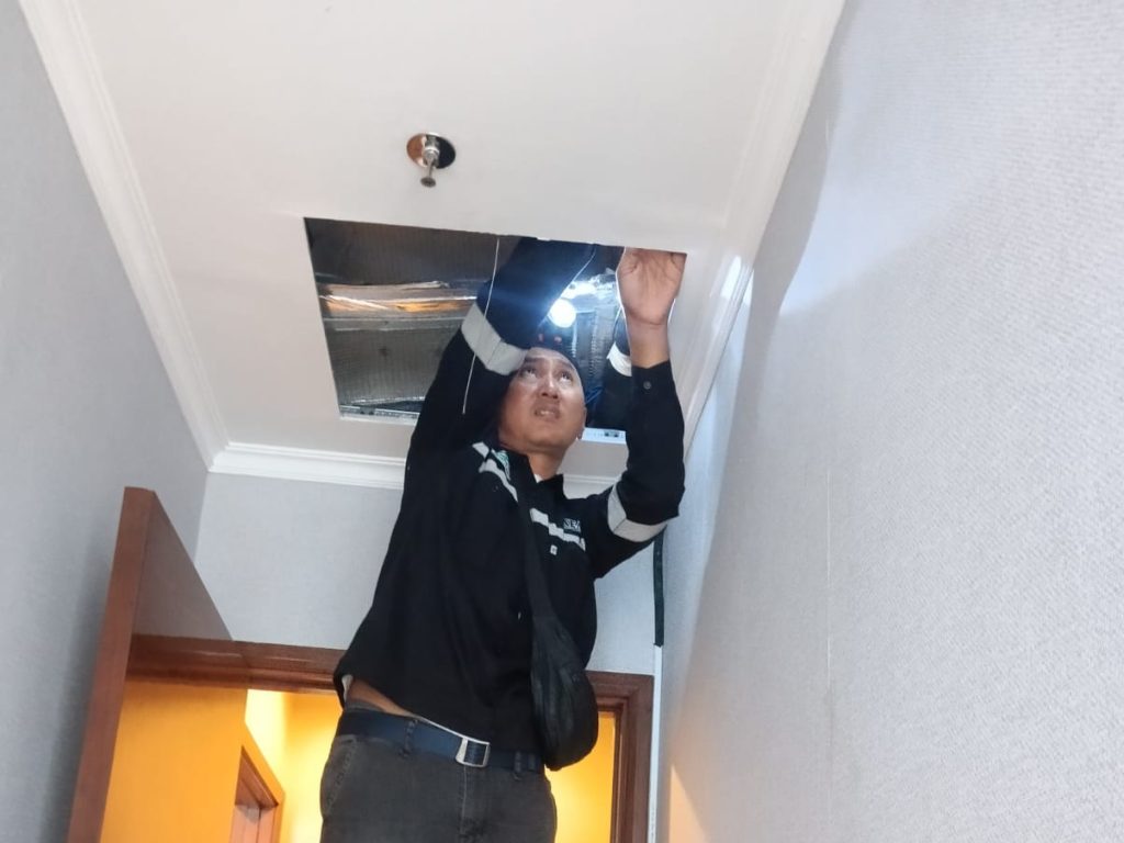 Teknisi AC buka plafon